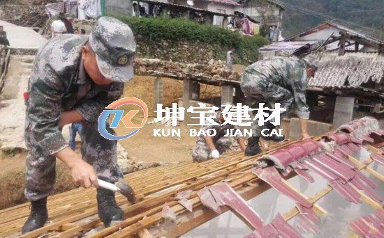 武警官兵排除危险